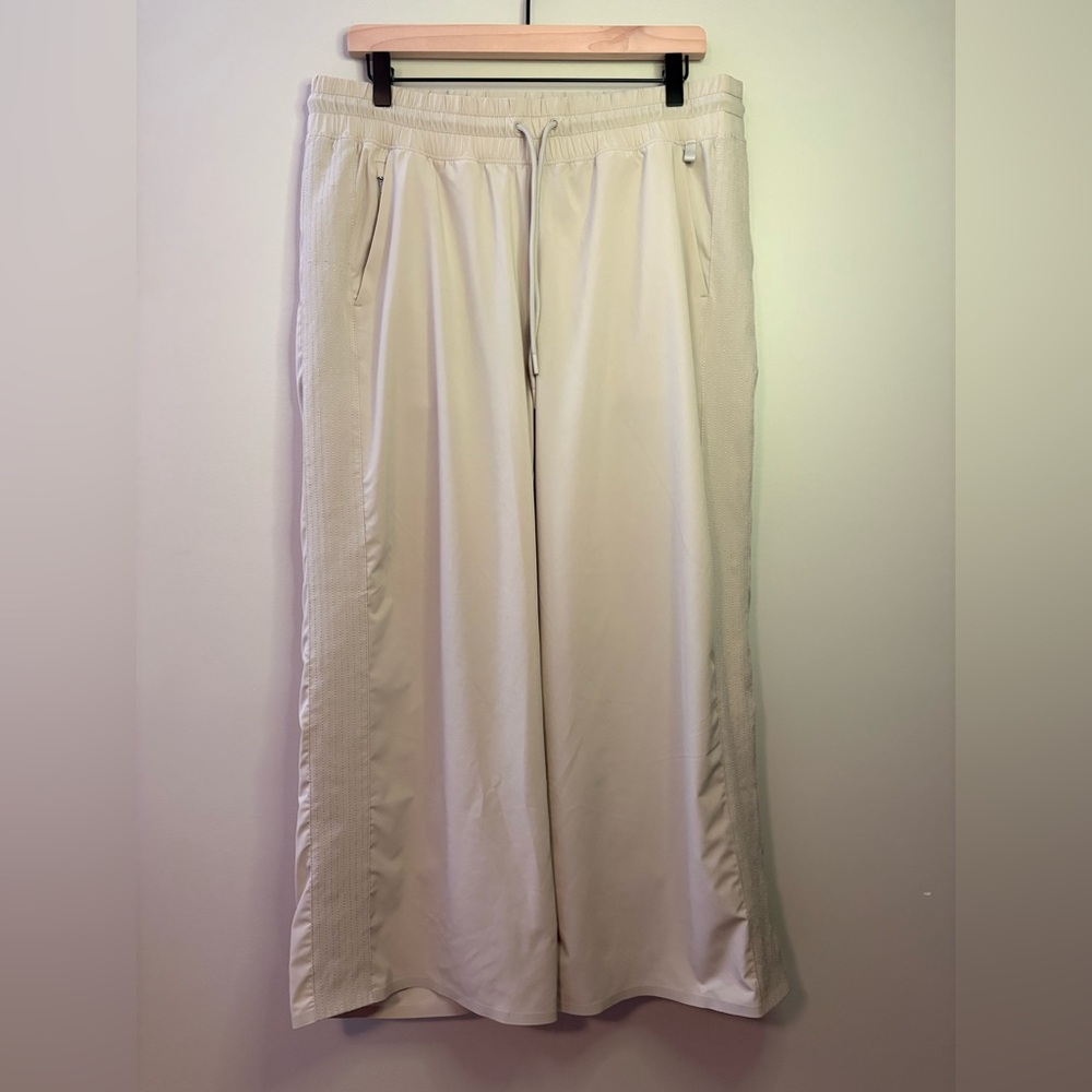 Women’s Athleta wide-leg track pants w/a drawstring waist & side pockets size 14